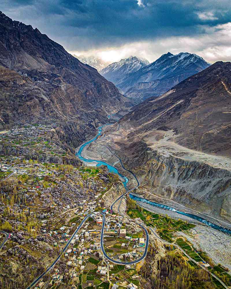 Hunza-Valley-Karakoram-Highway-and-Hunza-River